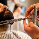 �Questo tipo di barba � �quadrata� � interviene il titolare �: una delle tre forme tipiche assieme a quella a punta e tondeggiante. Mentre invece la consistenza pu� essere crespa, riccia o liscia�